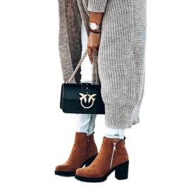 Kamelstövlar på det lilla inlägget brun