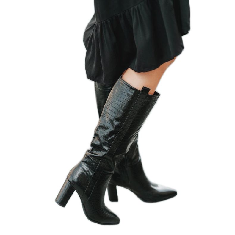 Svarta stövlar på stolpen med Mona -krokodilmönster