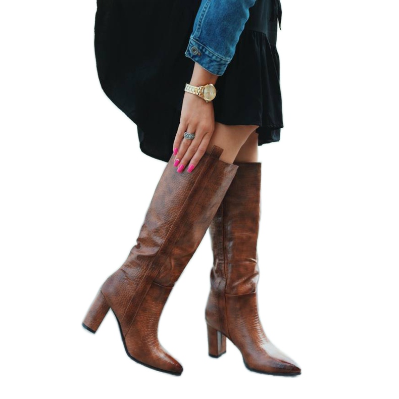 Kamelstövlar på stolpen i Mona -krokodilmönster brun