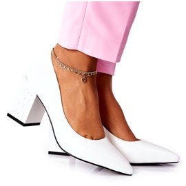 S.Barski Läderpumpar På En Vit Cherith Bar