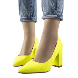 Gula neonpumpar på slottstolpen