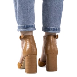 Kamel pumpar på posten som Natalie brun