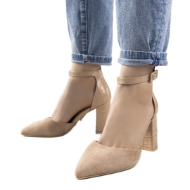 Beige pumpar på posten som Natalie