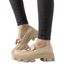 Beige mockasiner på en hög Reyna -sula