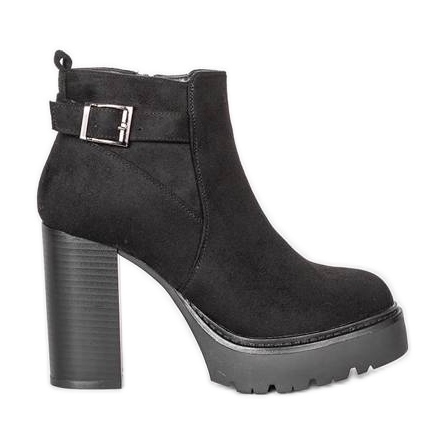 Svarta fotkängor på Katies stolpe