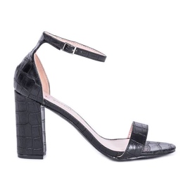 Svarta sandaler på Millo -stolpen