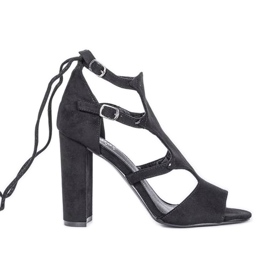 Svarta sandaler på Hannah -stolpen