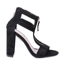 Svarta sandaler på Paige -stolpen