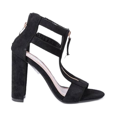 Svarta sandaler på Paige -stolpen