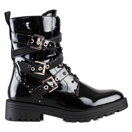 Erynn Svarta arbetare med dekorativa spännen