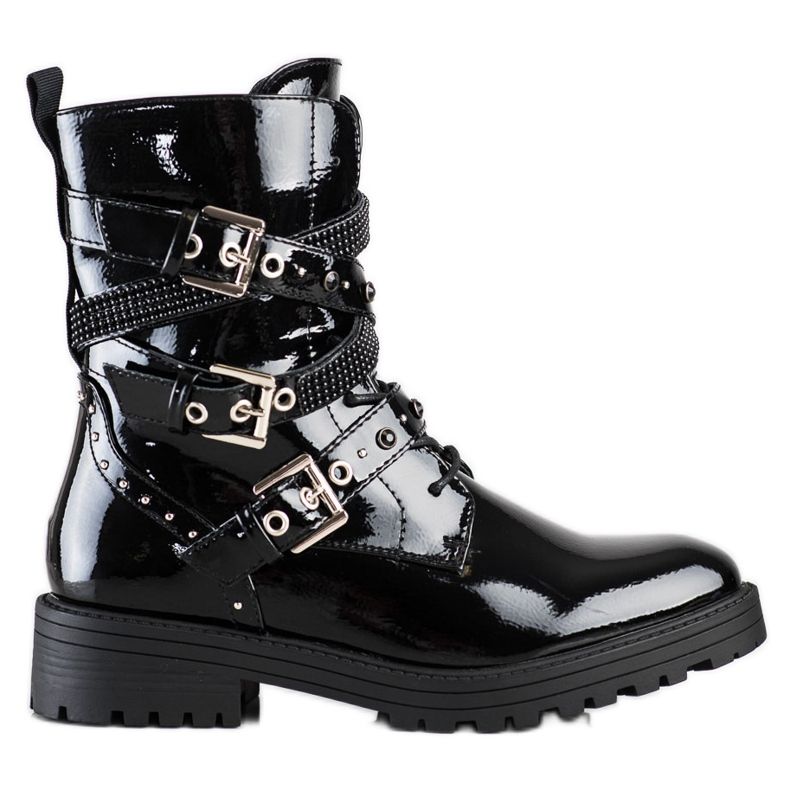 Erynn Svarta arbetare med dekorativa spännen