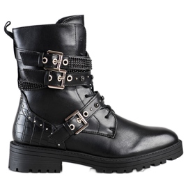 Erynn Svarta arbetare med dekorativa spännen