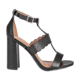 Svarta sandaler på Like A Woman -inlägget