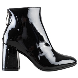 Lucky Shoes Lackerade stövlar på stolpen svart