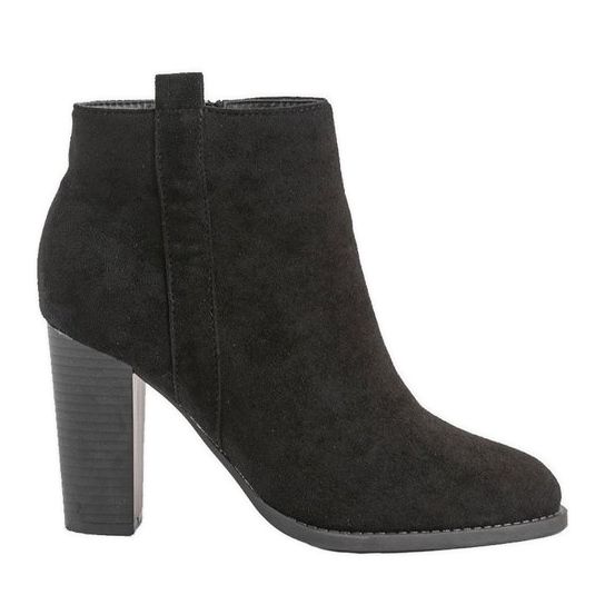 Svarta fotkängor på Pinata -stolpen