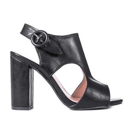 Svarta sandaler på Caitlin -stolpen