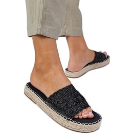 Svarta kvinnors tofflor med ett flätat bälte