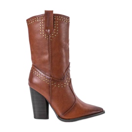 Bruna cowboystövlar med en dekorerad Bora -övre