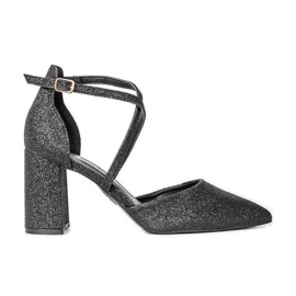 Svarta pumpar på den blanka stolpen