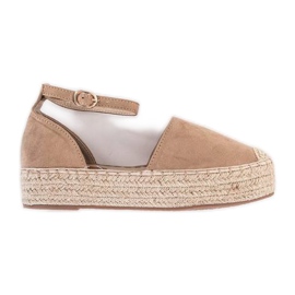 Beige espadriller på sommarplattformen