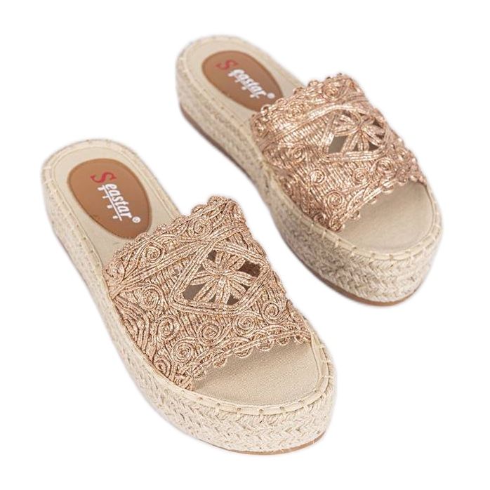 Rosa tofflor på plattformen Sudden Draft