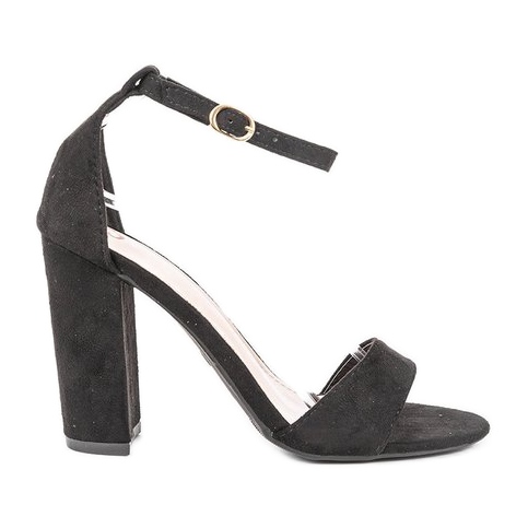 Svarta sandaler på Betis stolpe