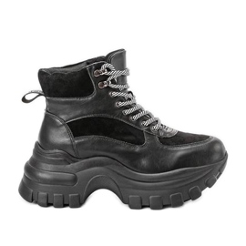 Svarta sneakers på Big City Girl -plattformen