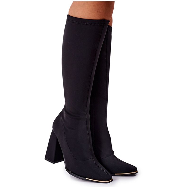 Stövlar på en häl av elastiskt tyg Svart effekt Wow