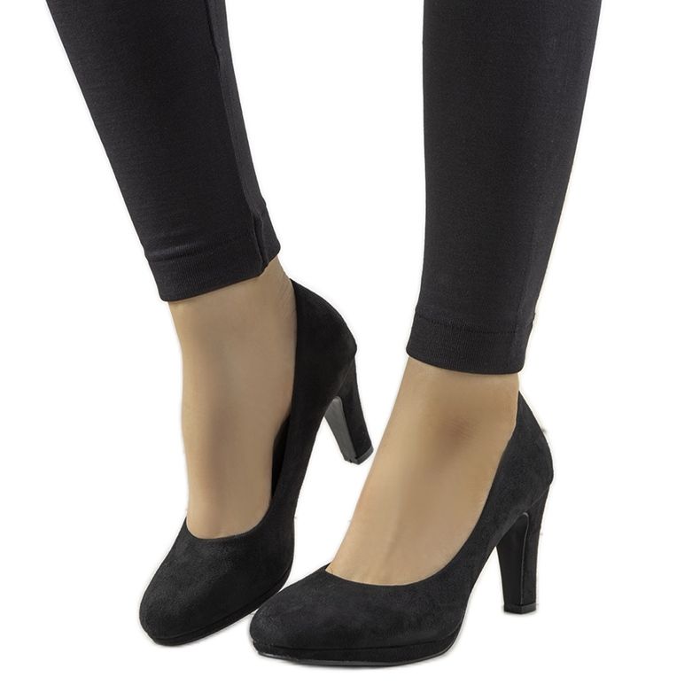 Svarta pumpar på ett Sara ekoläderspel