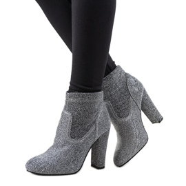 Silverfärgade fotkängor på Birgit -stolpen silver-