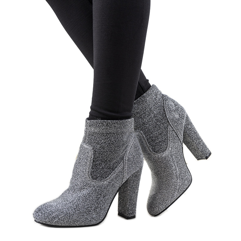 Silverfärgade fotkängor på Birgit -stolpen silver-