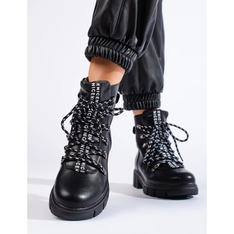 Svarta väskor på Vinceza-plattformen