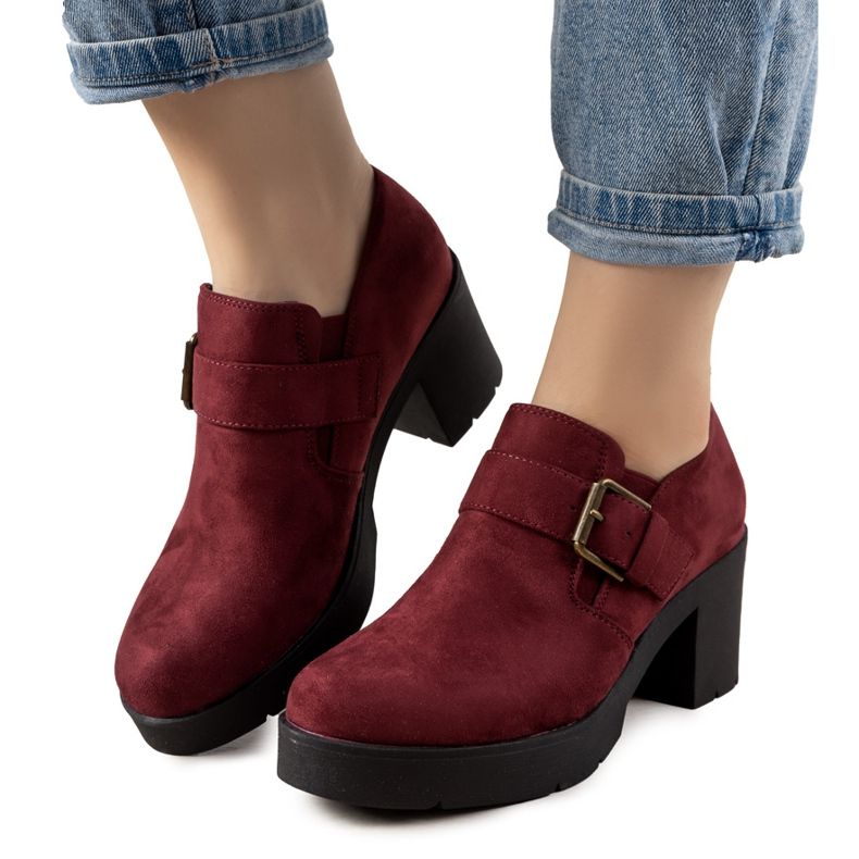 Maroon brogues på posten som Leonie röd