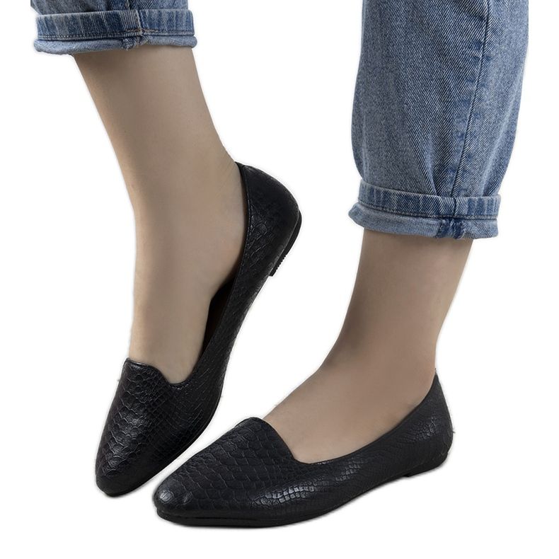 Svarta ballerinor i Aupras krokodilhudsmönster