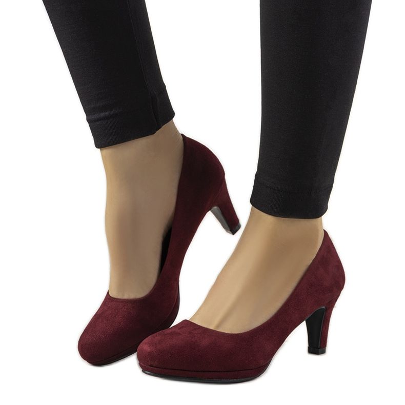 Bourgogne pumpar på en stilett Eiffel röd