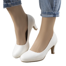 Vita pumps på en stilettklack tillverkad av ekoläder Fink