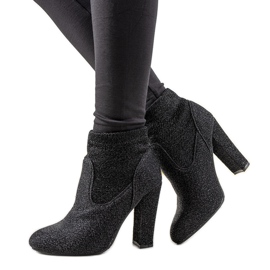 Svarta blanka fotkängor på Birgit -stolpen