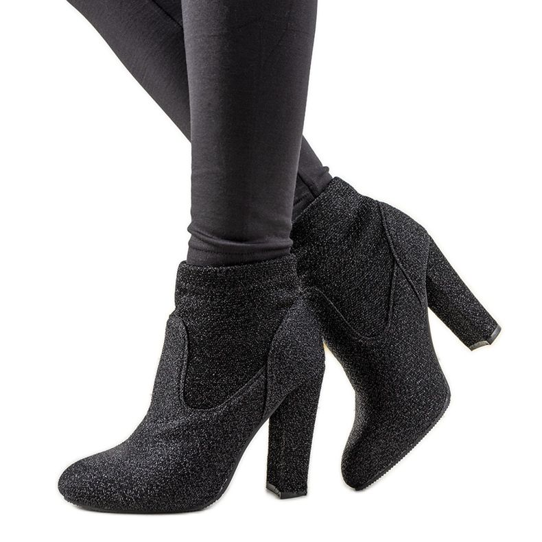 Svarta blanka fotkängor på Birgit -stolpen