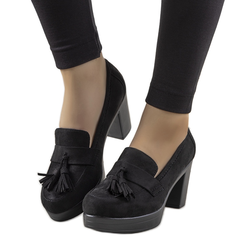 Svarta loafers på Himmel -stolpen