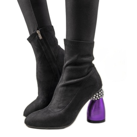 Svarta stövlar på ett dekorativt Bazin -inlägg