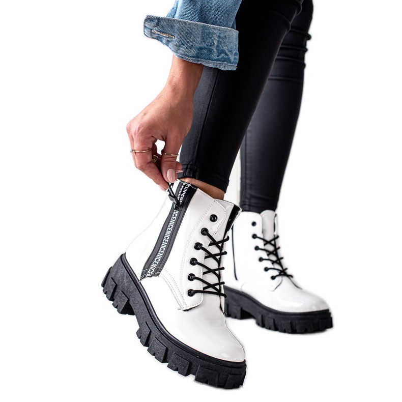 TRENDI Vita knutna arbetare på plattformen