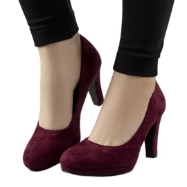 Bourgogne pumpar på en Sara ekoläderspelare röd mångfärgad