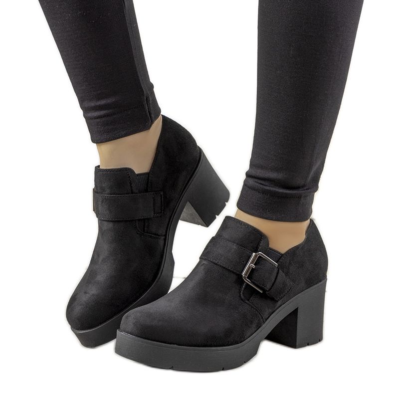 Svarta skor på posten som Leonie