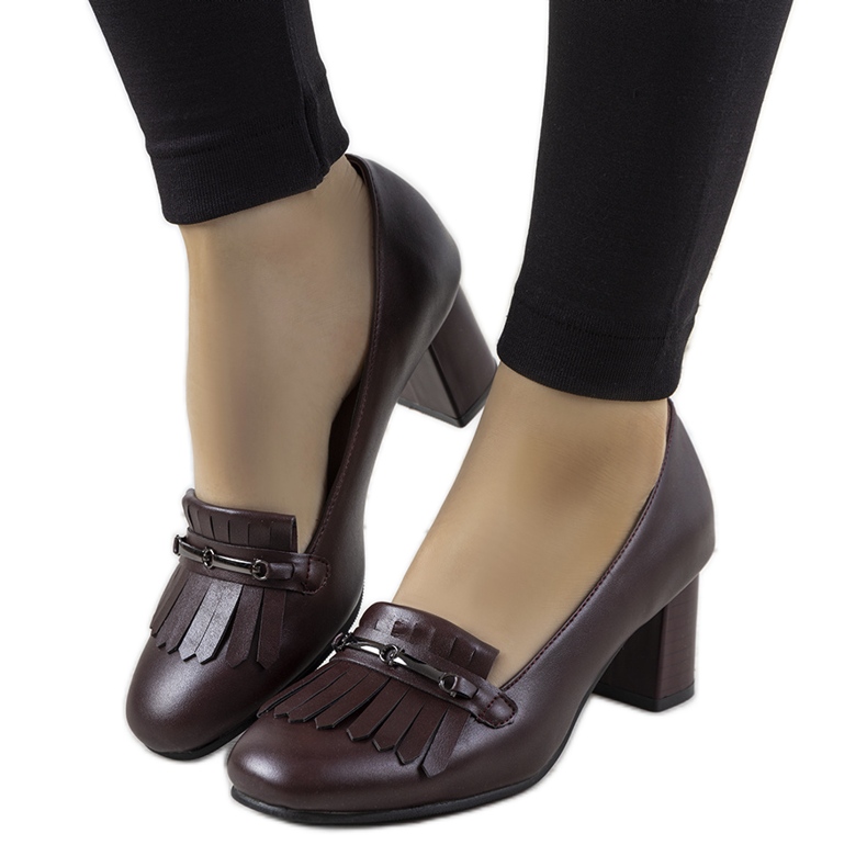 Maroon pumpar på en stolpe gjord av Alices ekoläder röd