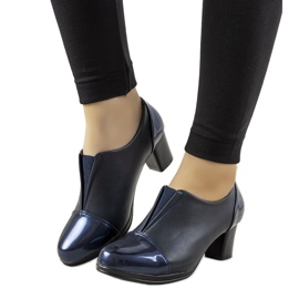 Marinblå skor på posten som Villareal