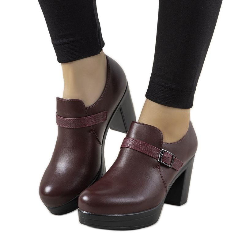 Maroon brogues på Hersilia -posten röd