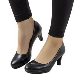 Svarta pumps på en stilettklack tillverkad av ekoläder Fink