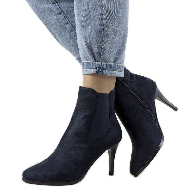 Marinblå stövlar på en Varela -häl