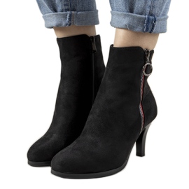 Svarta stövlar med en dekorativ Yoana -dragkedja