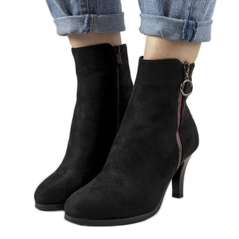 Svarta stövlar med en dekorativ Yoana -dragkedja